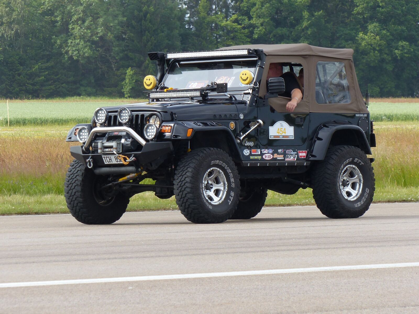 Panasonic Lumix DMC-FZ200 sample photo. Jeep, vehicles, road photography