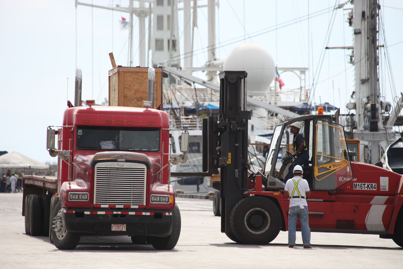 Canon EOS 5D Mark II sample photo. Truck, port photography