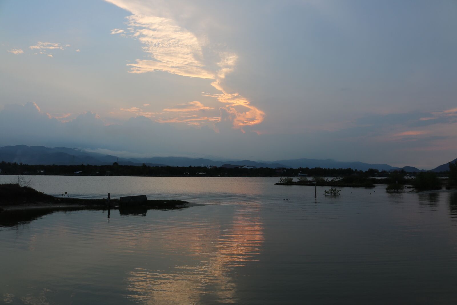 Canon EOS 750D (EOS Rebel T6i / EOS Kiss X8i) + Canon EF-S 18-55mm F3.5-5.6 IS STM sample photo. Lake, silhouette, twilight photography