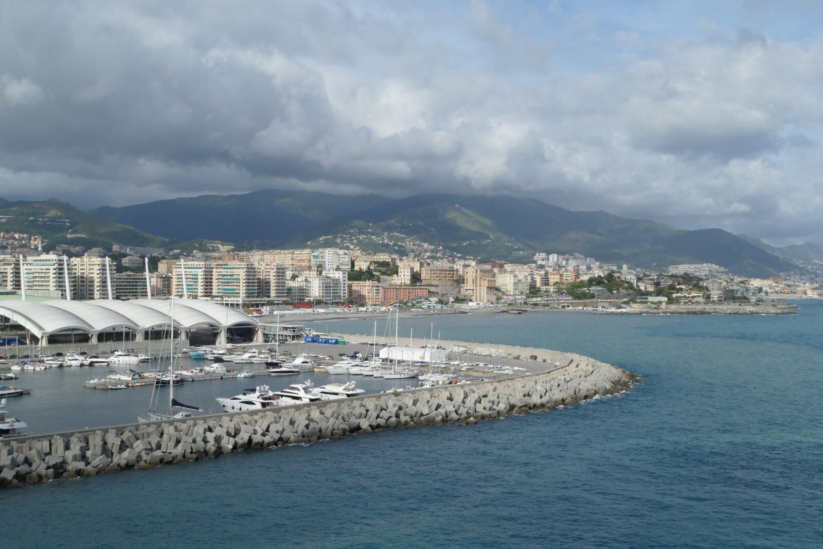 Panasonic Lumix DMC-FZ1000 sample photo. Genoa, italy, port photography