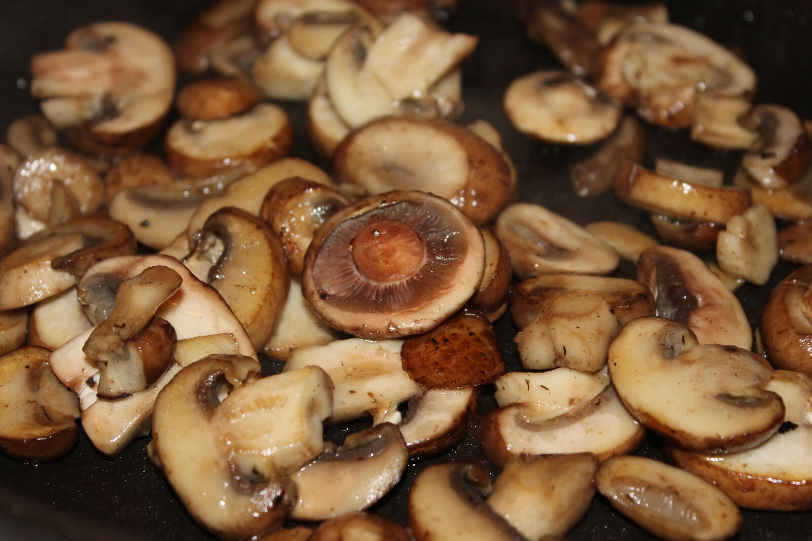 Canon EOS 1200D (EOS Rebel T5 / EOS Kiss X70 / EOS Hi) sample photo. Mushroom, cooking, sear photography