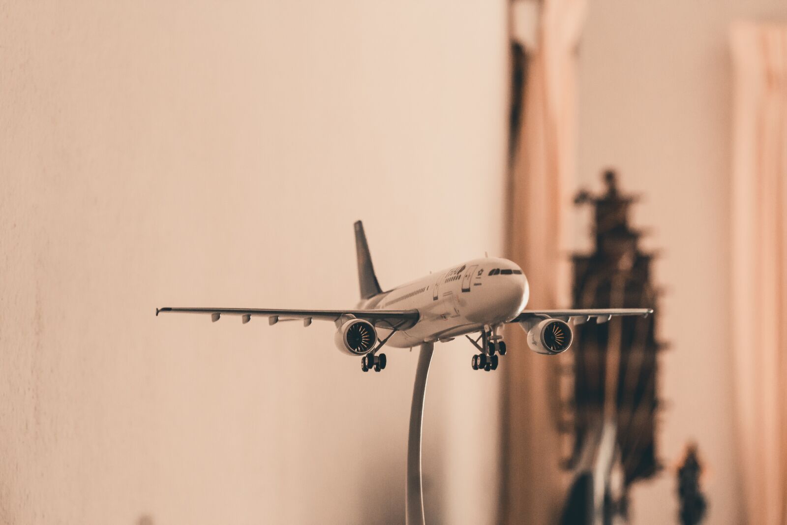 Canon EOS 700D (EOS Rebel T5i / EOS Kiss X7i) + Canon EF 50mm F1.8 STM sample photo. Model, airplane, flight pattern photography