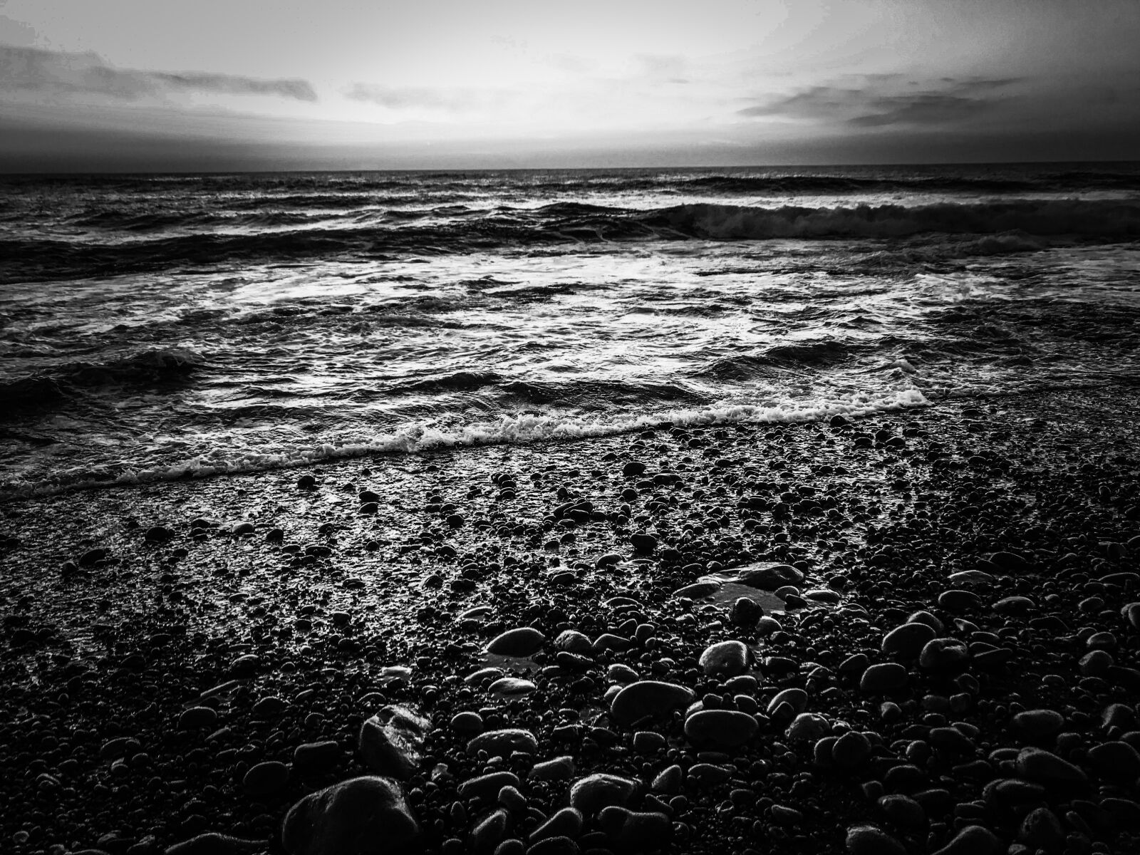 iPhone 7 Plus back dual camera 3.99mm f/1.8 sample photo. Sea, sassi, black and photography