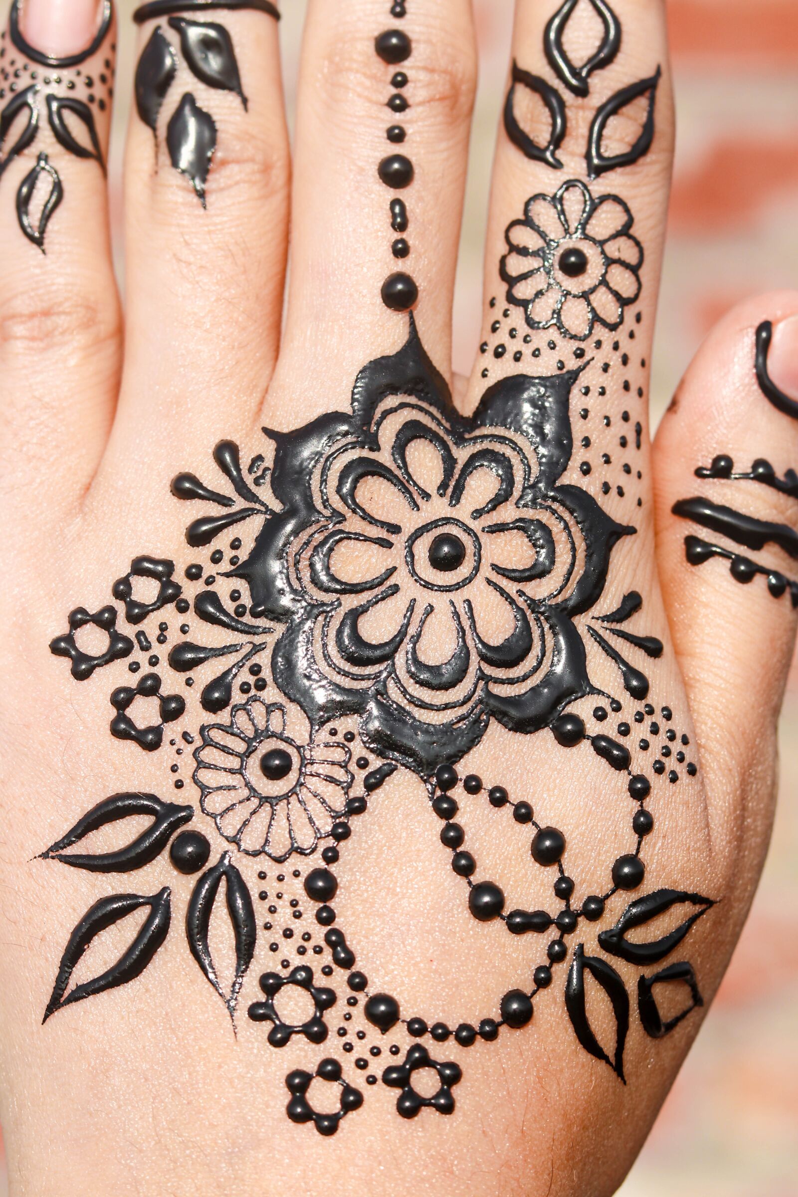 Canon EOS 80D + Canon EF 50mm F1.8 STM sample photo. Henna, hands, mehendi photography