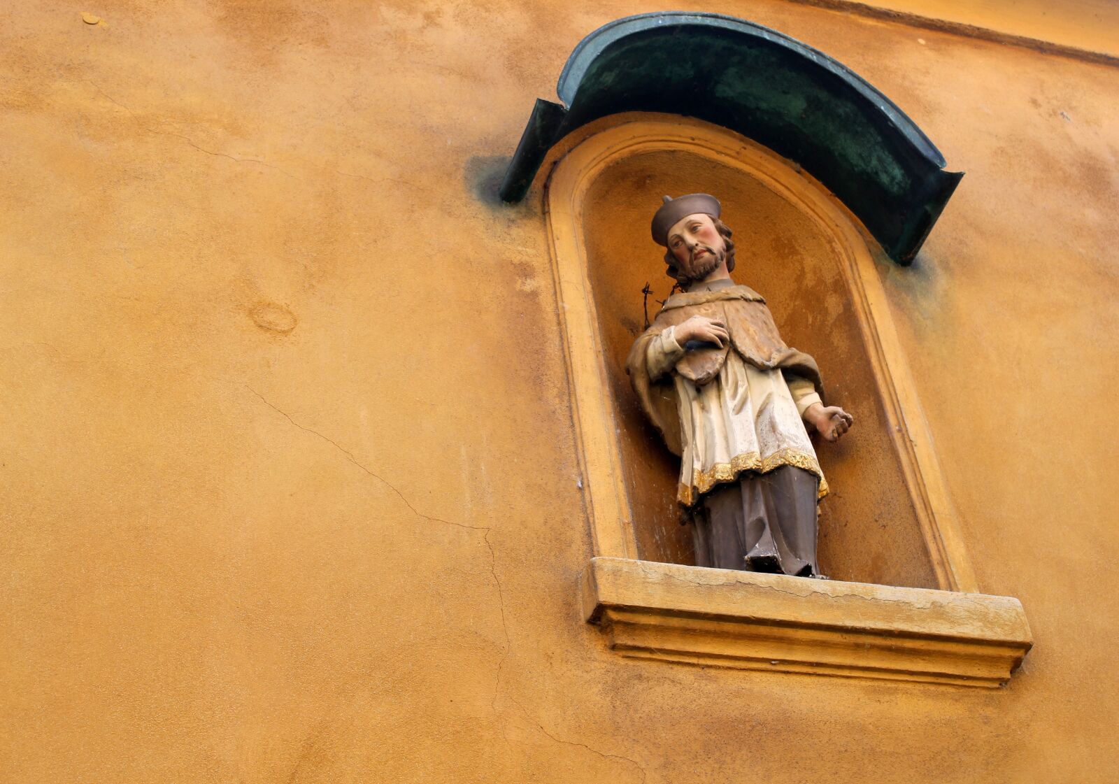Canon EOS 1300D (EOS Rebel T6 / EOS Kiss X80) sample photo. Fuggerei, augsburg, statue photography