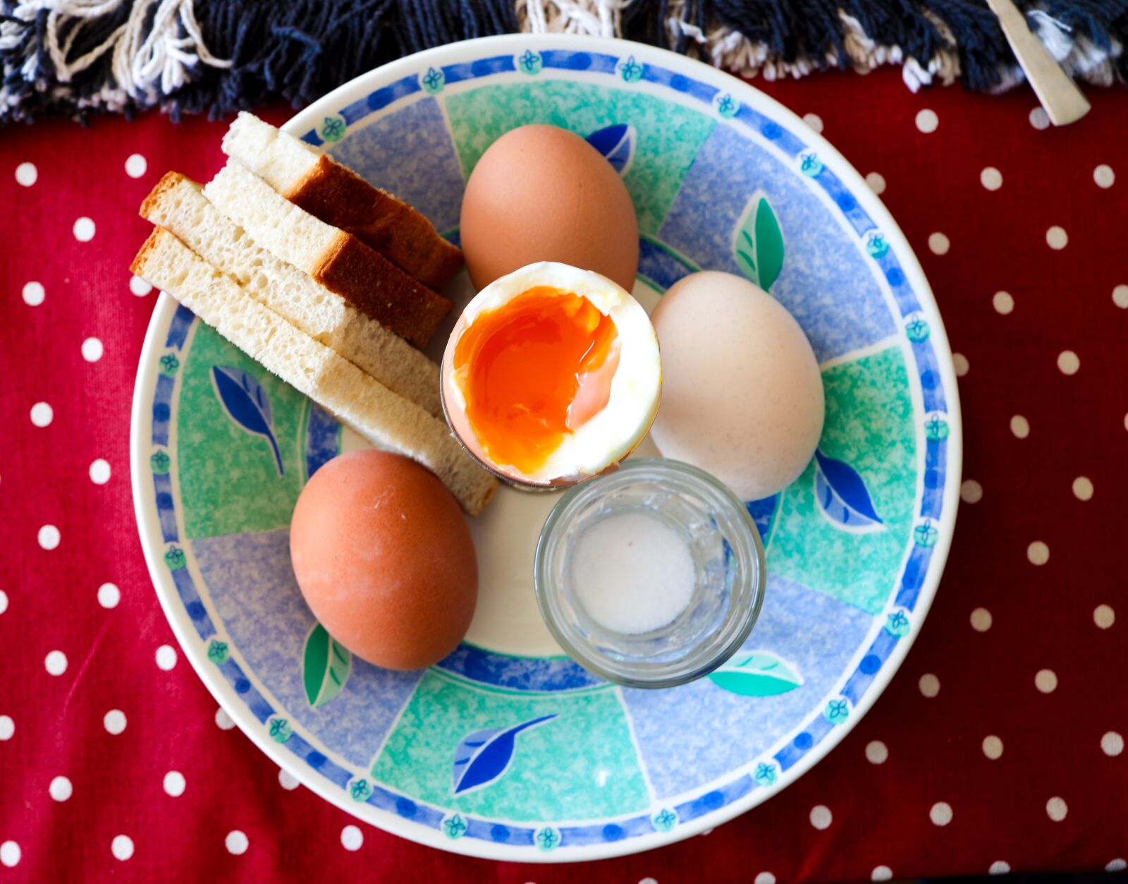 Canon EOS R + Canon RF 35mm F1.8 IS STM Macro sample photo. Eggs, breakfast, eggs and photography