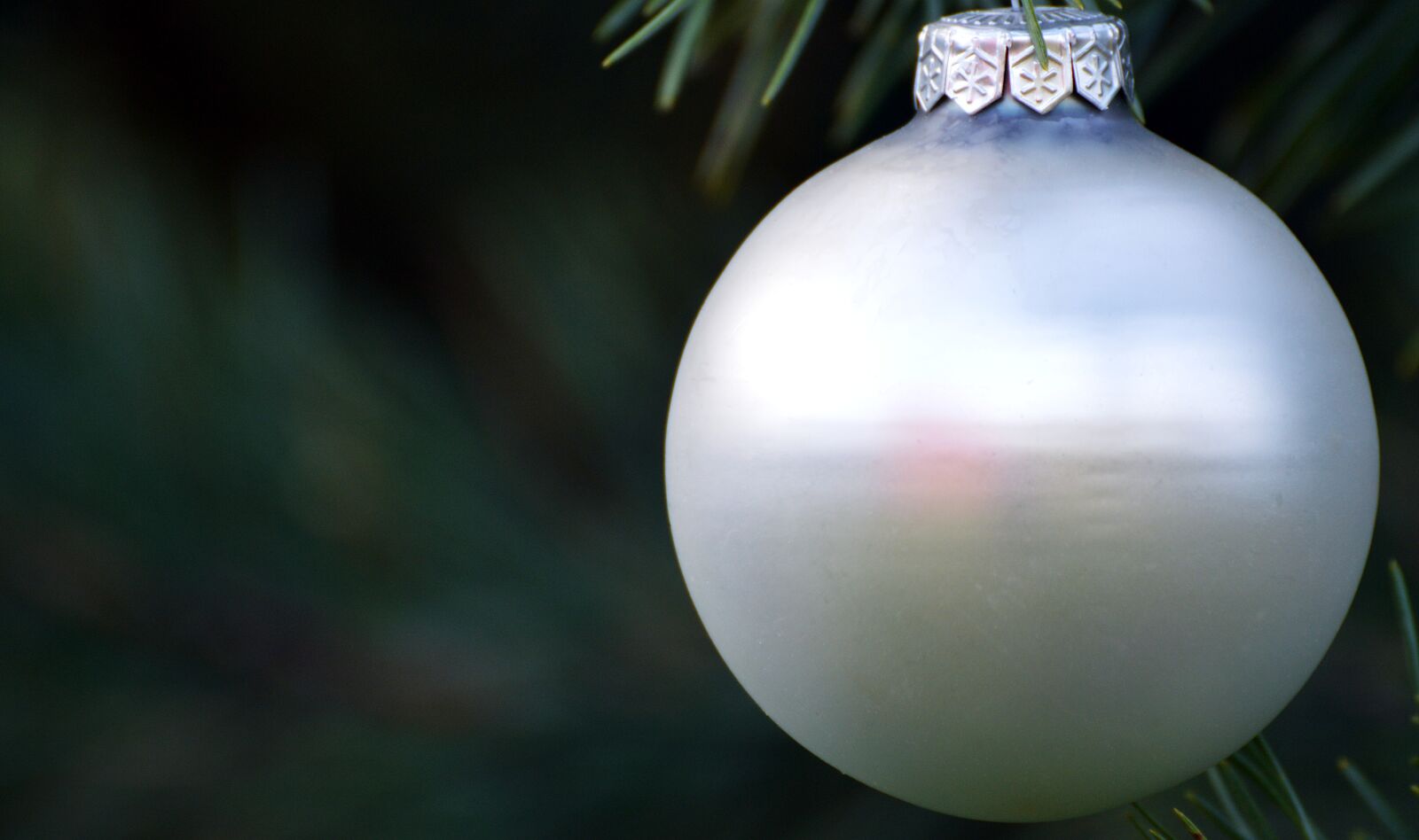 Nikon D3200 sample photo. Holidays, bauble, the background photography