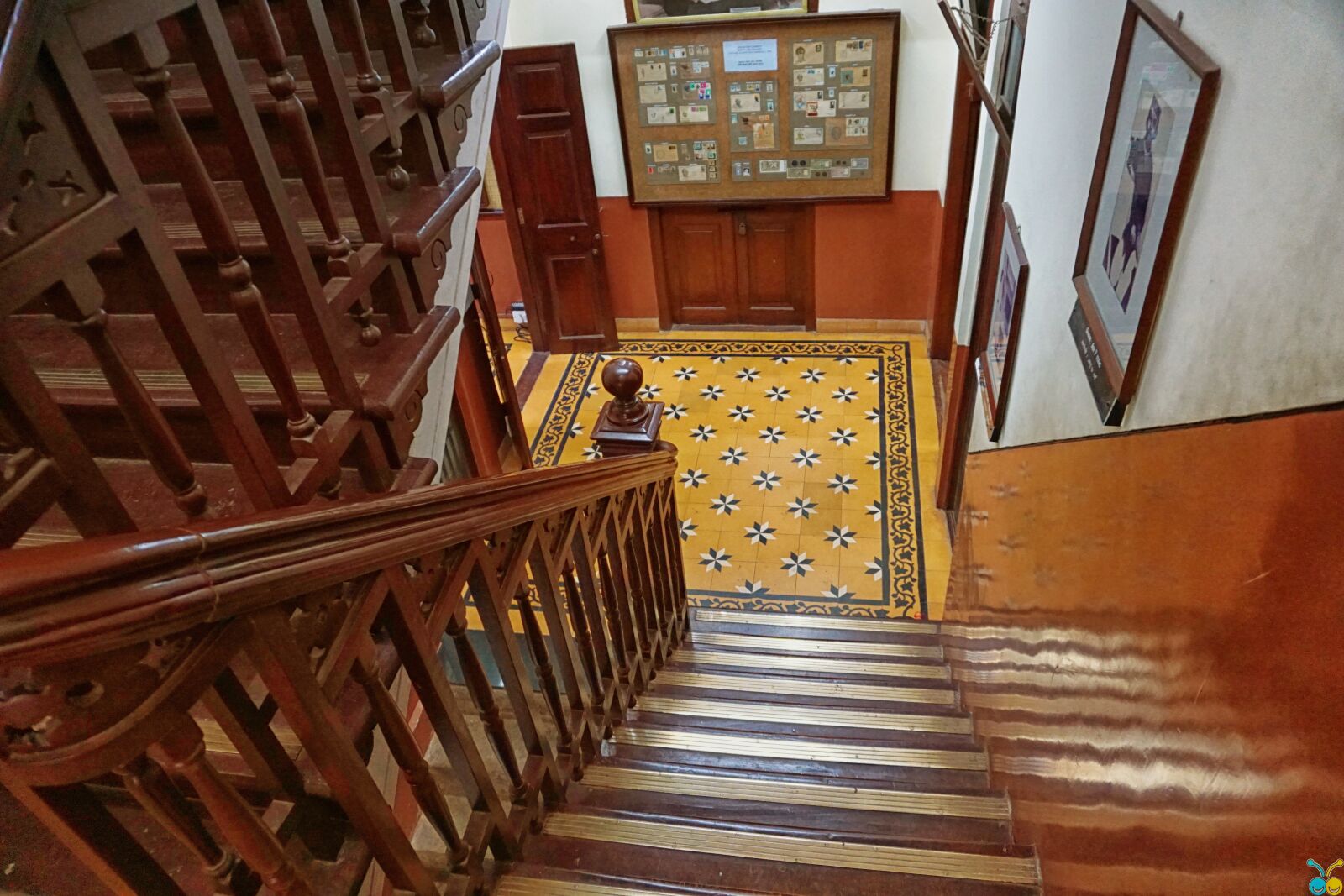 Sony E 16-50mm F3.5-5.6 PZ OSS sample photo. Floor, home, indoors, inside photography