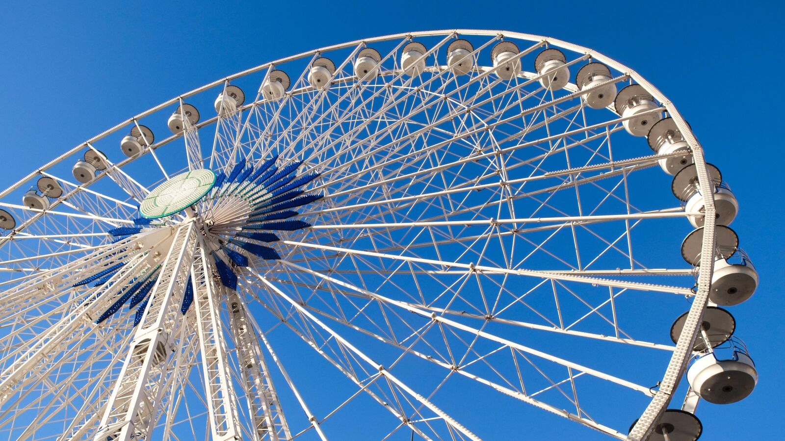 Fujifilm X30 sample photo. Big wheel, carrousel, fairground photography