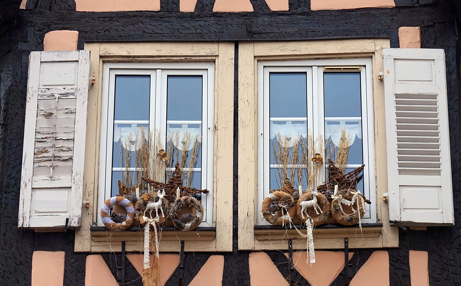 Sony Alpha a5000 (ILCE 5000) + Sony E 55-210mm F4.5-6.3 OSS sample photo. Window, christmas decoration, advent photography