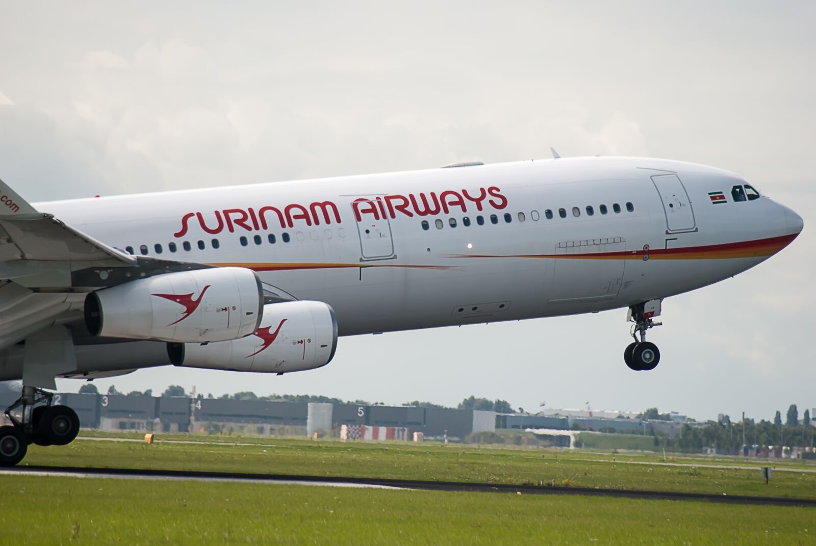 Nikon D3000 sample photo. Plane, runway, airline photography