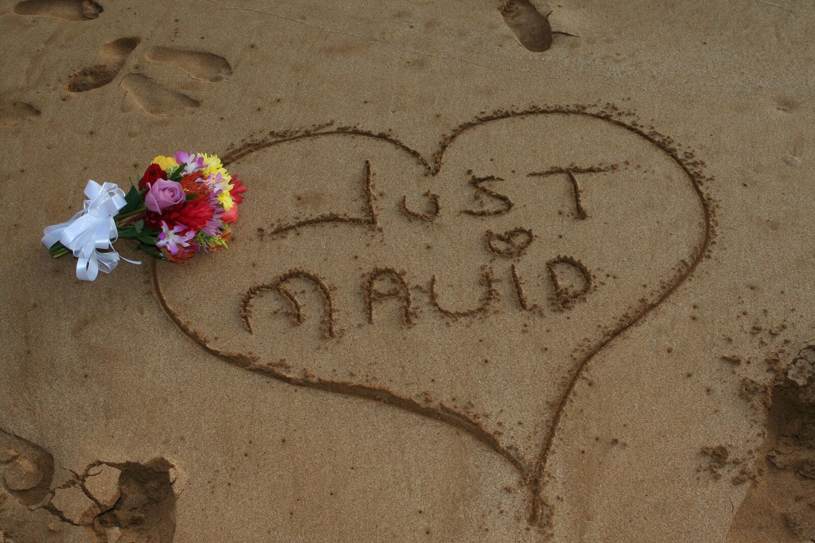 Canon EOS 350D (EOS Digital Rebel XT / EOS Kiss Digital N) sample photo. Sand, drawing, just married photography