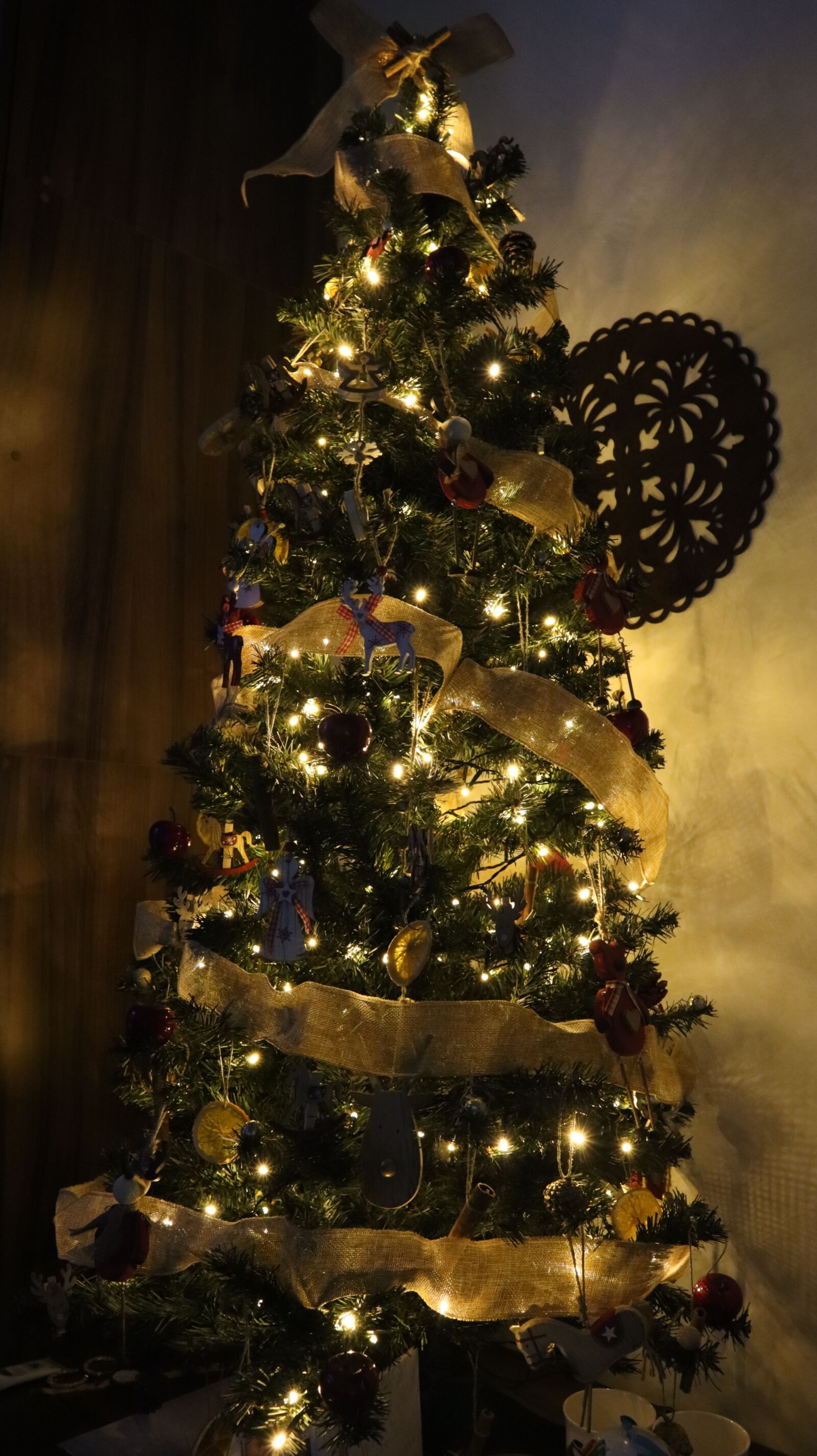 Canon EF-M 15-45mm F3.5-6.3 IS STM sample photo. Christmas tree, holidays, christmas photography