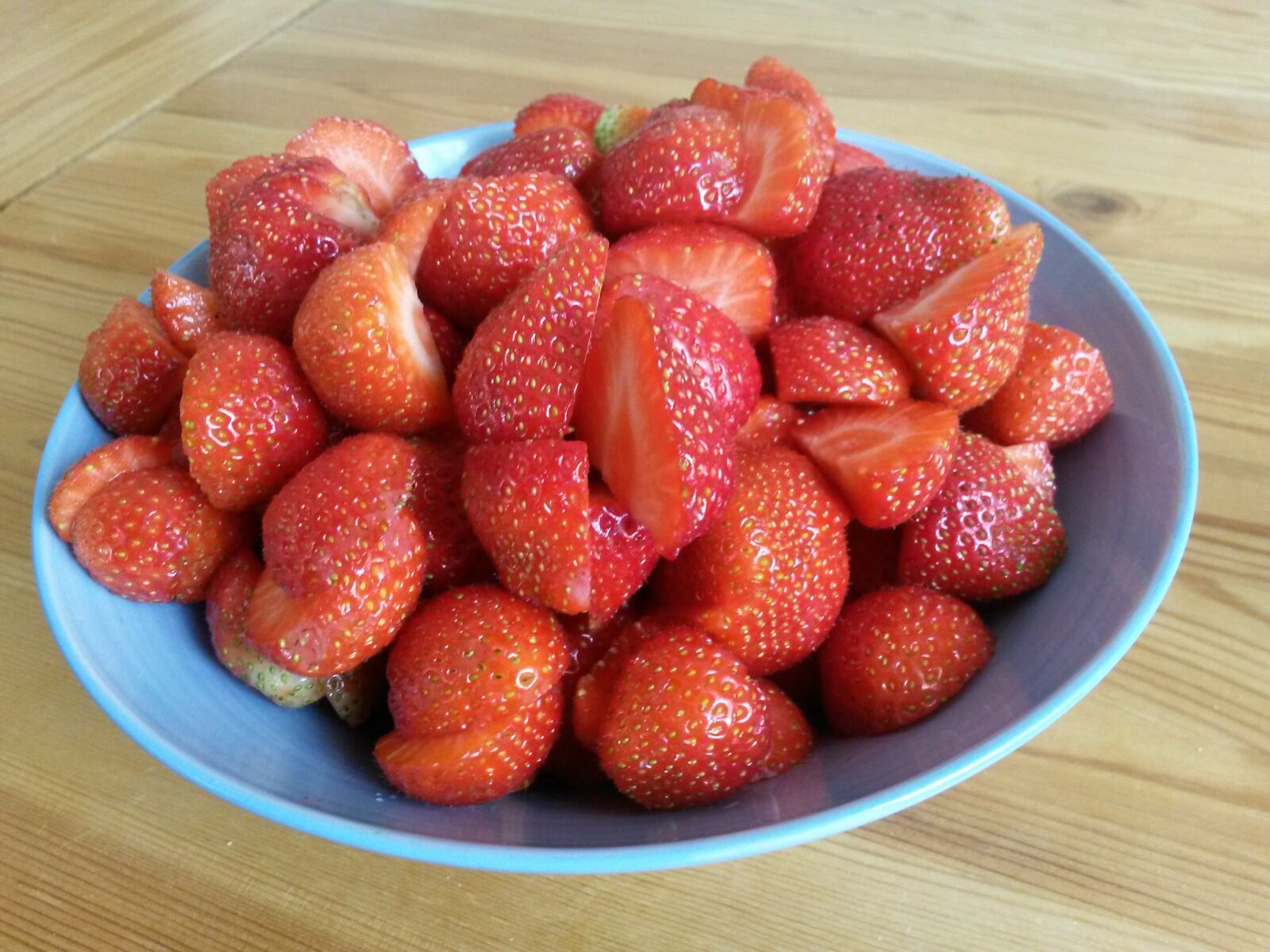 Samsung Galaxy S4 Mini sample photo. Strawberries, plate, red photography