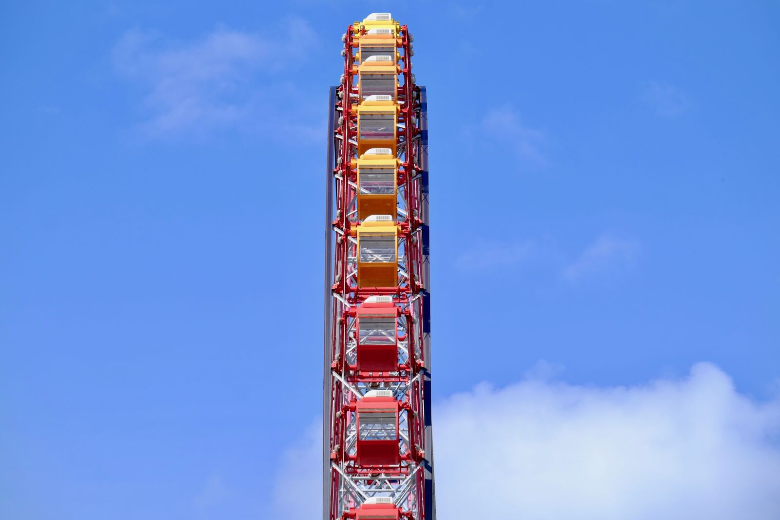 Fujifilm XF 55-200mm F3.5-4.8 R LM OIS sample photo. Ferris wheel, blue sky photography