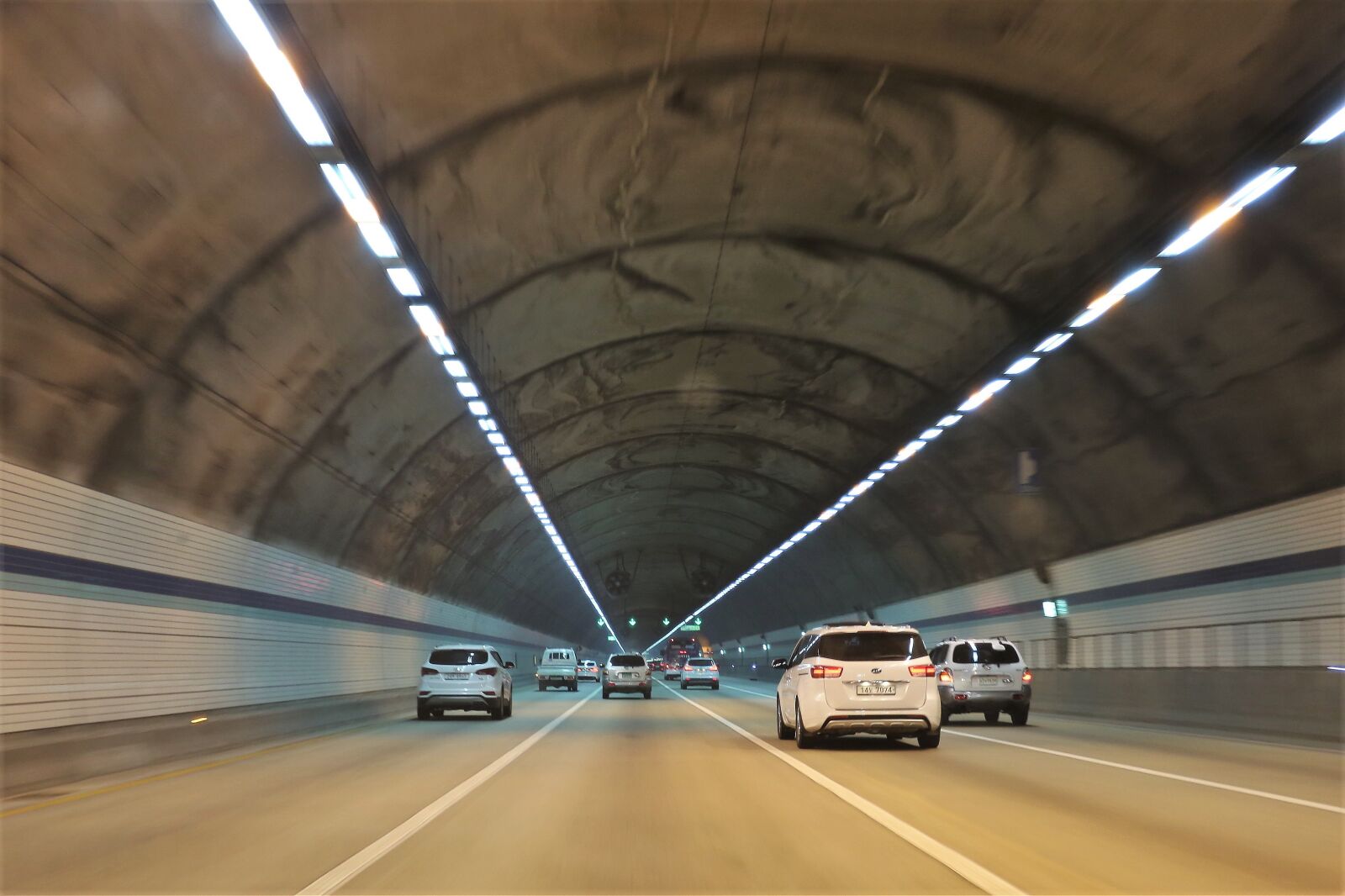 Canon EF 17-40mm F4L USM sample photo. Tunnel, road, highway photography