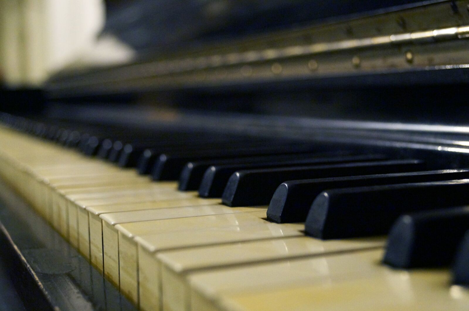 Sony SLT-A37 sample photo. Piano, music, black photography