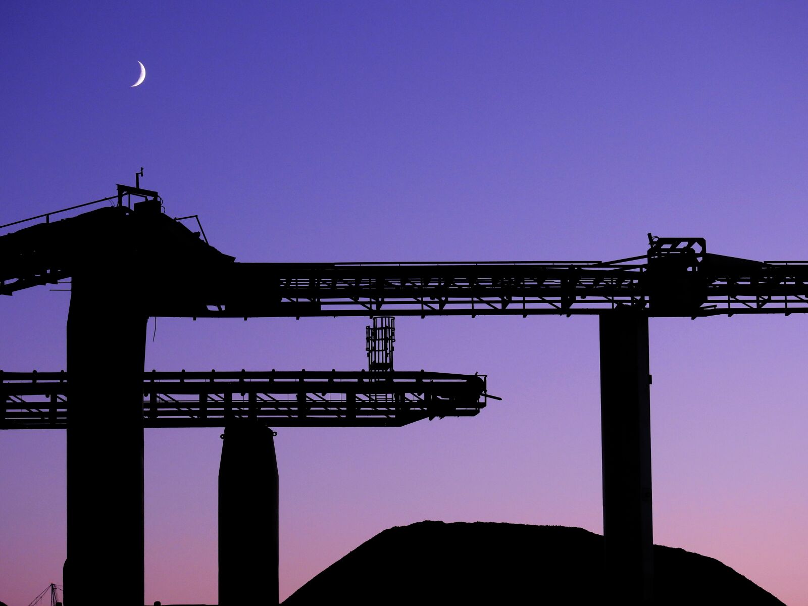 Nikon Coolpix P900 sample photo. Moon, silhouette, atmosphere photography