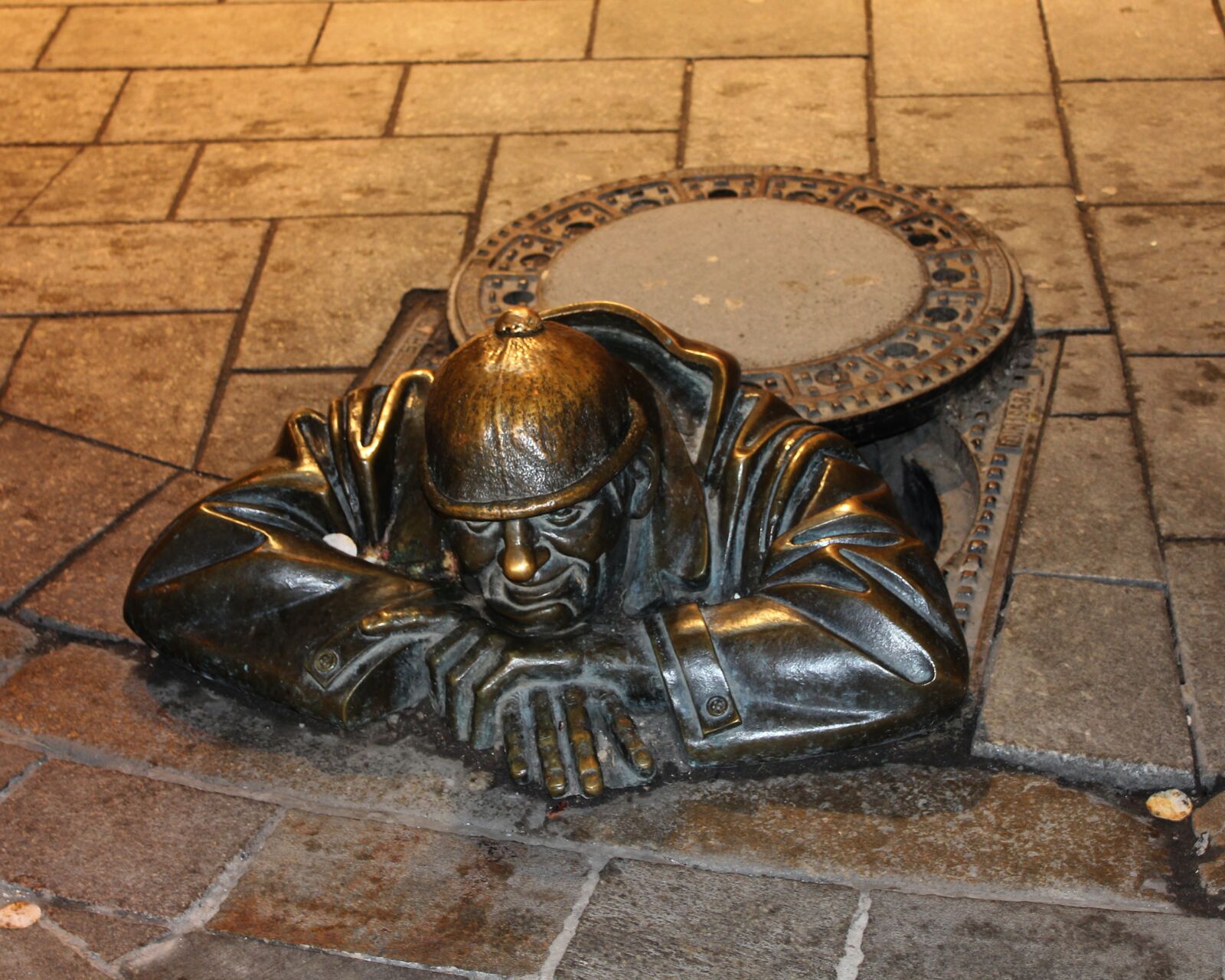 Canon EOS 550D (EOS Rebel T2i / EOS Kiss X4) sample photo. Interesting, status, hole photography