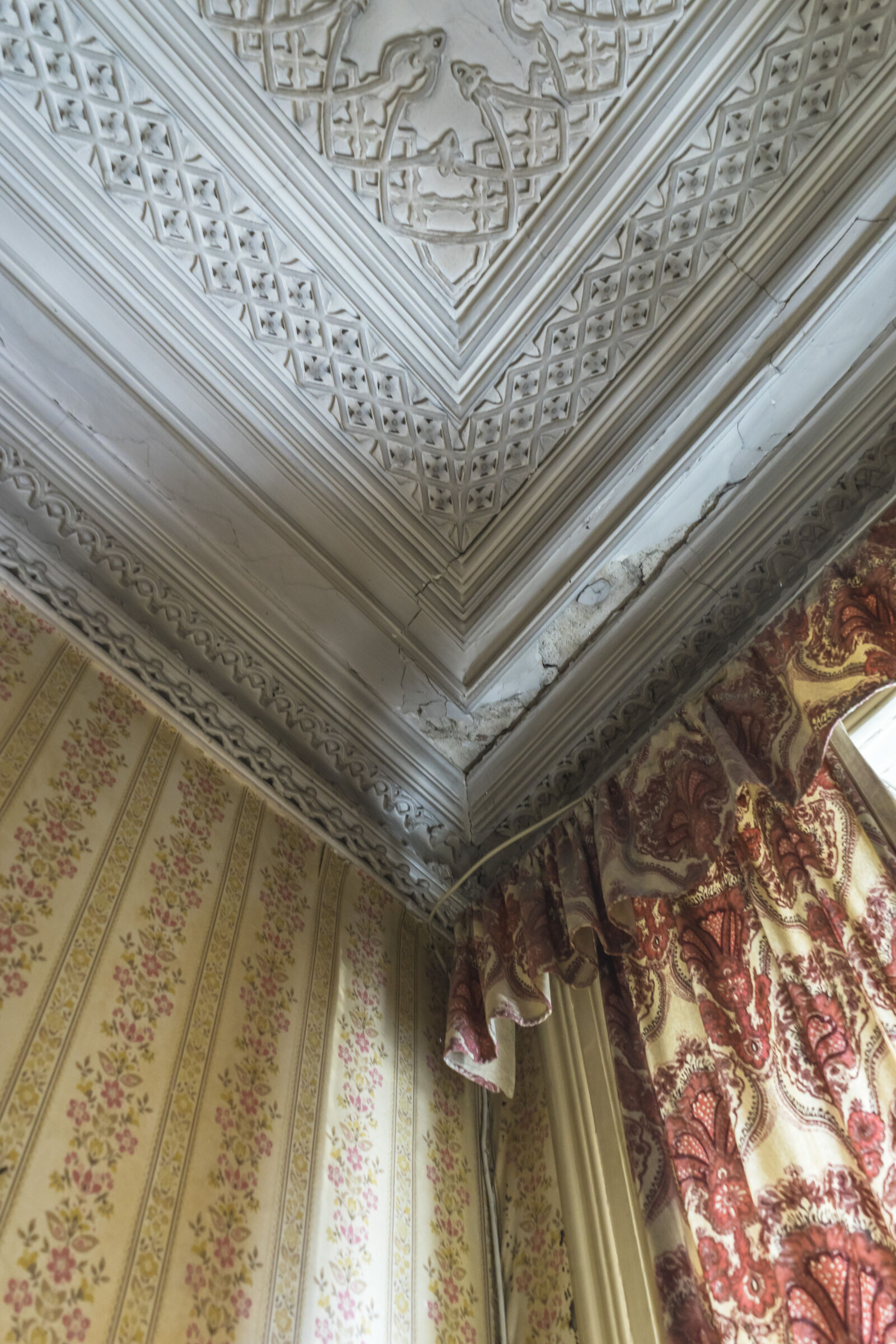 Sony a7 II + Sony FE 28-70mm F3.5-5.6 OSS sample photo. Architecture, ceiling, detail, interior photography