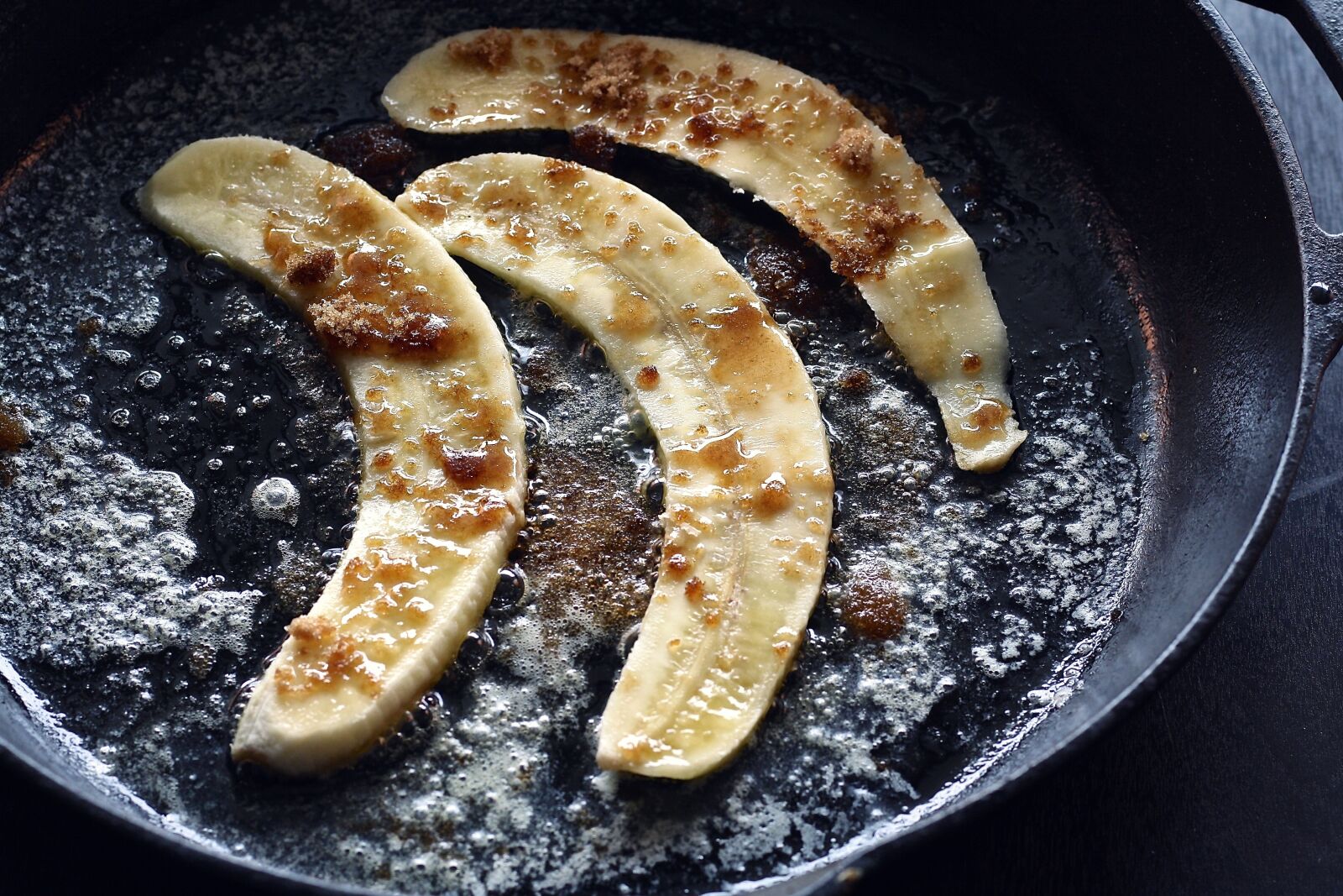 Canon EOS 1000D (EOS Digital Rebel XS / EOS Kiss F) sample photo. Banana, caramelized, food photography