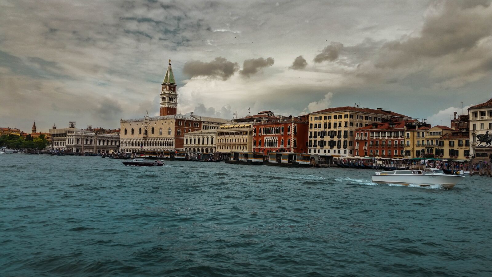 Samsung Galaxy S5 sample photo. Venice, water, city photography