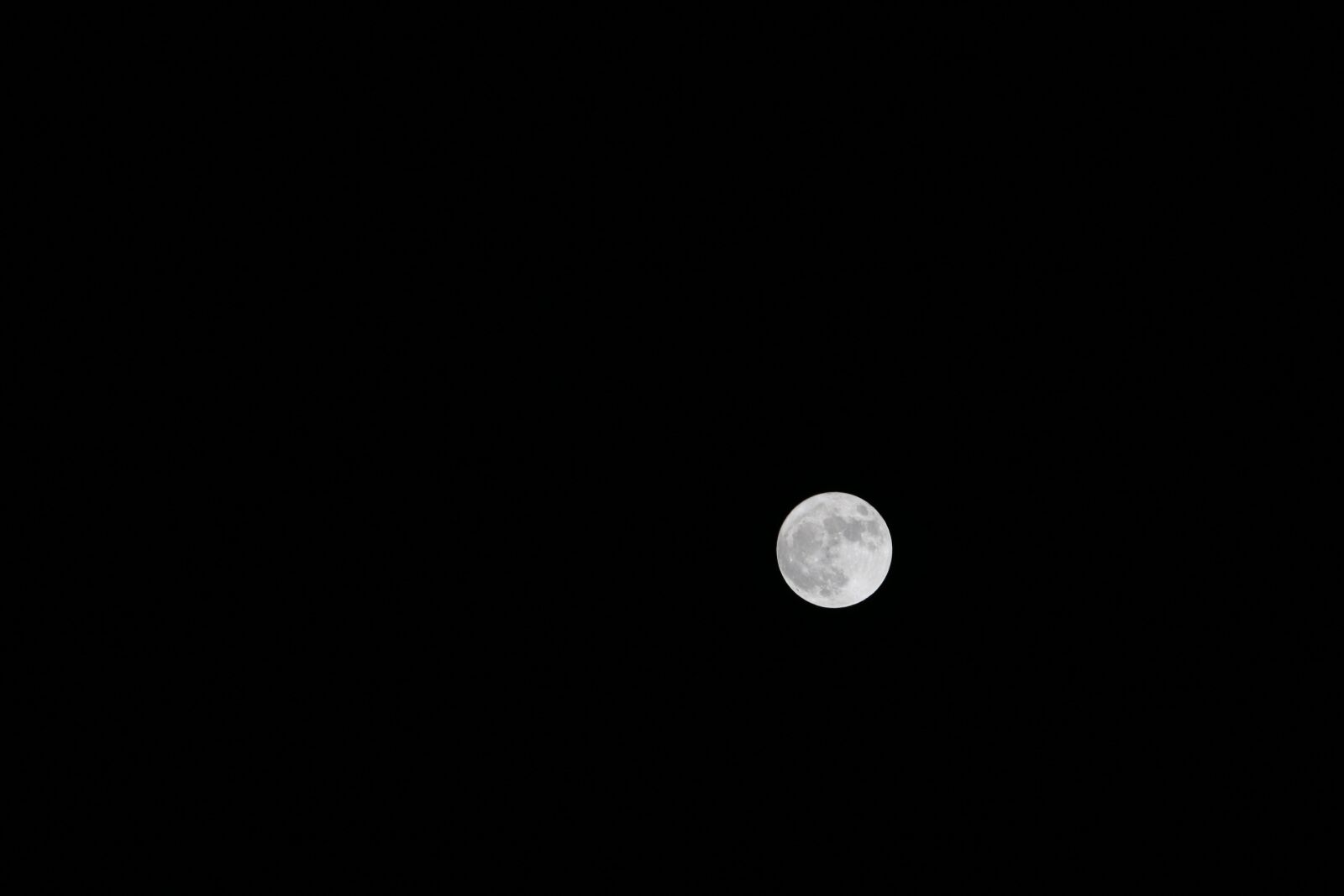 Canon EF-S 18-200mm F3.5-5.6 IS sample photo. Moon, night, background photography