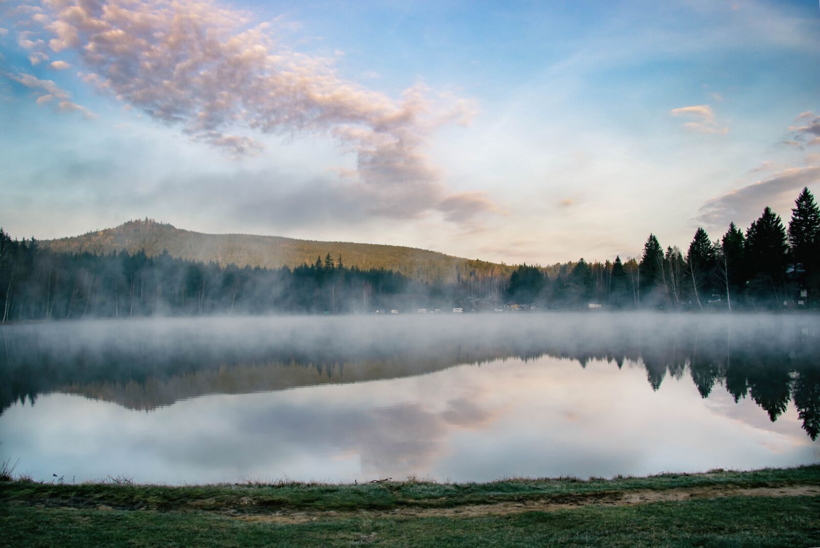 Canon EF-S 18-135mm F3.5-5.6 IS USM sample photo. Pond, morning fog, reflection photography