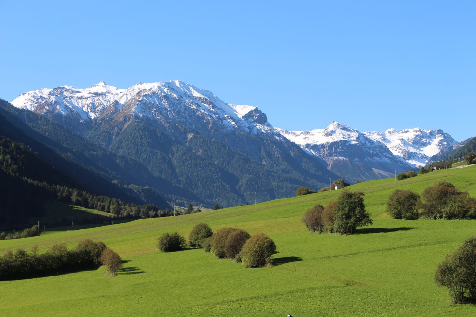 Canon EOS 700D (EOS Rebel T5i / EOS Kiss X7i) sample photo. Mountains, blue sky, green photography