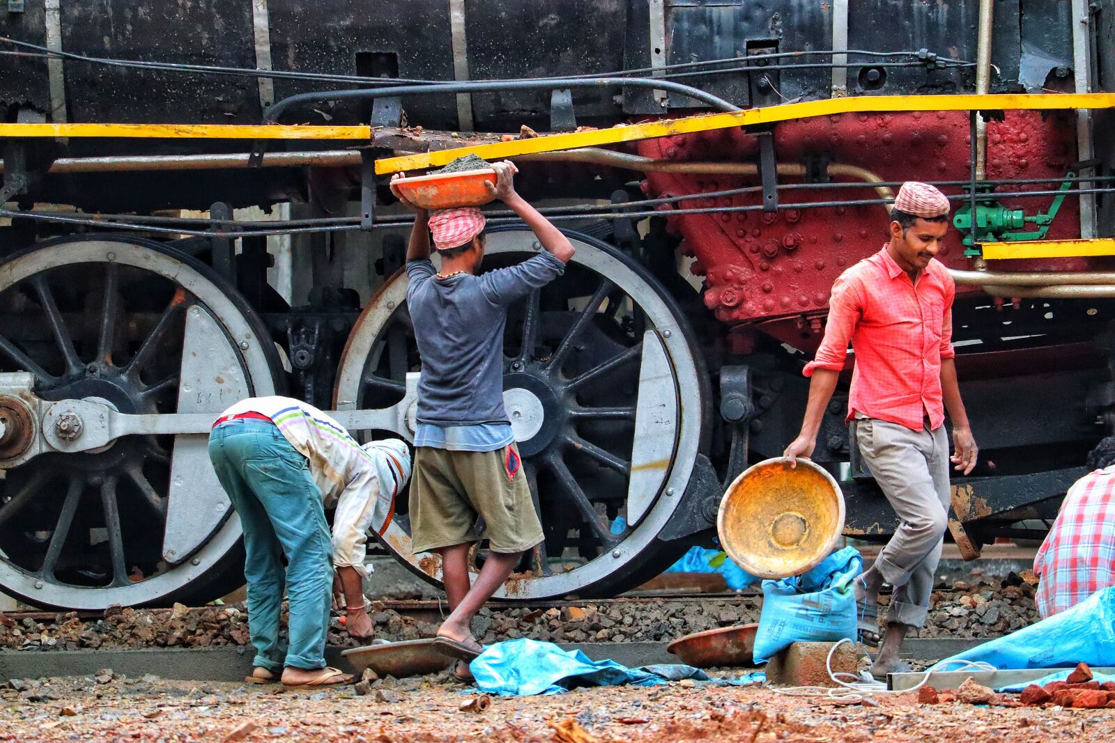 Canon EOS M50 (EOS Kiss M) sample photo. India, workers, track construction photography