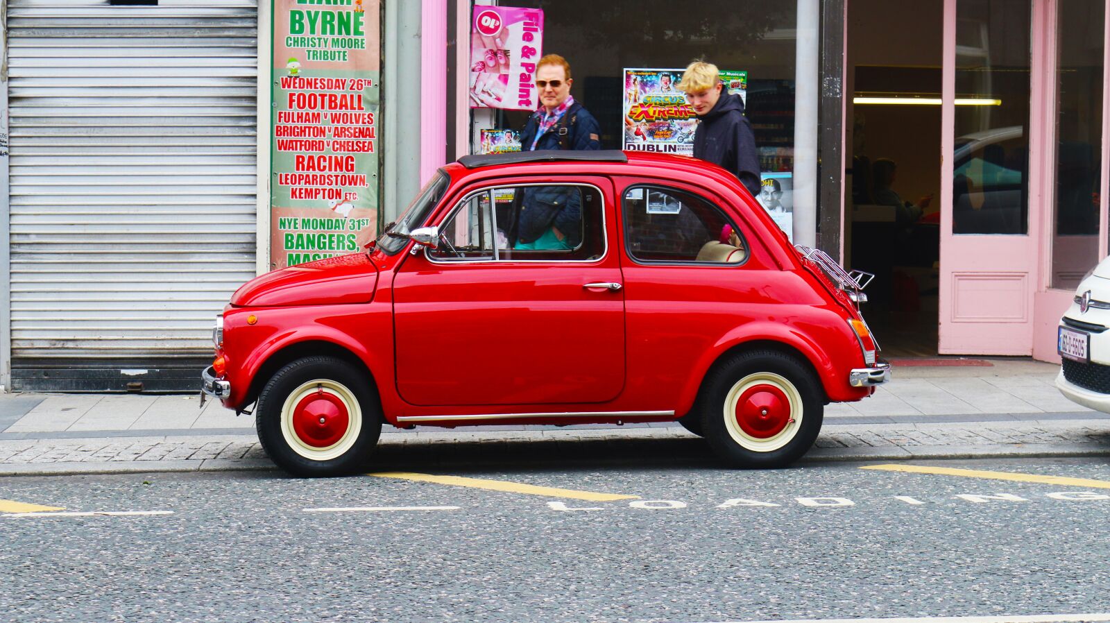 Canon EOS 70D + Canon EF-S 18-55mm F3.5-5.6 IS STM sample photo. Red, fiat, street photography