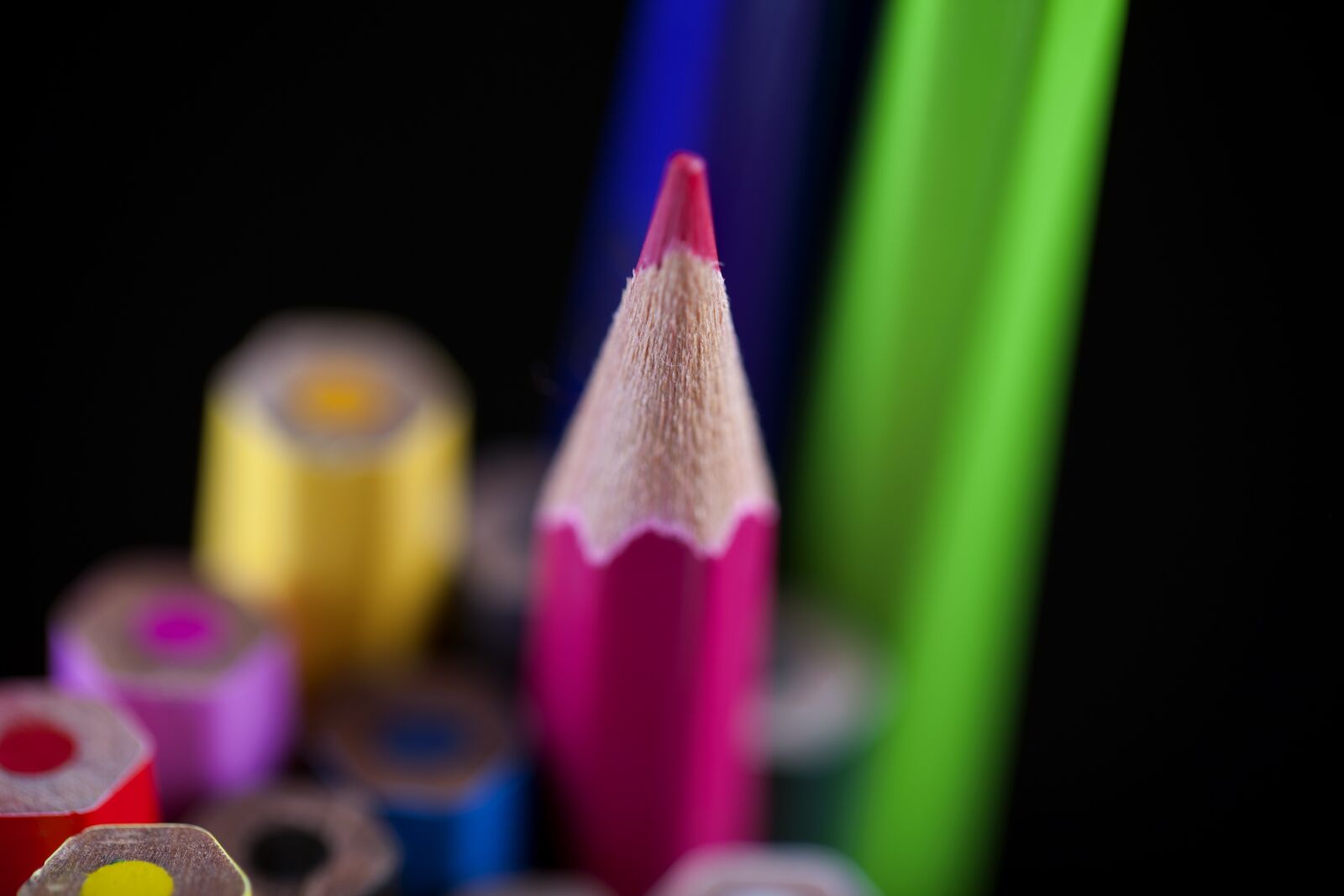 Canon EF 100mm F2.8L Macro IS USM sample photo. Pen, color, macro photography