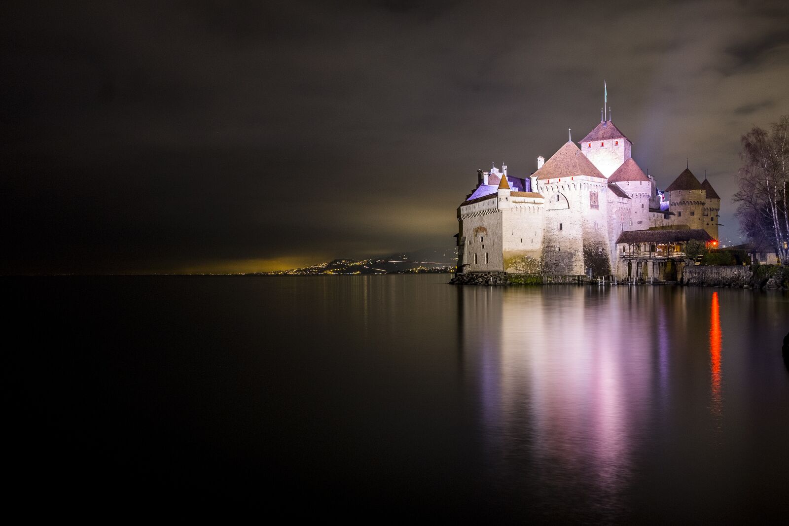 Fujifilm X-T20 + Fujifilm XF 23mm F2 R WR sample photo. Night, castle, lake photography