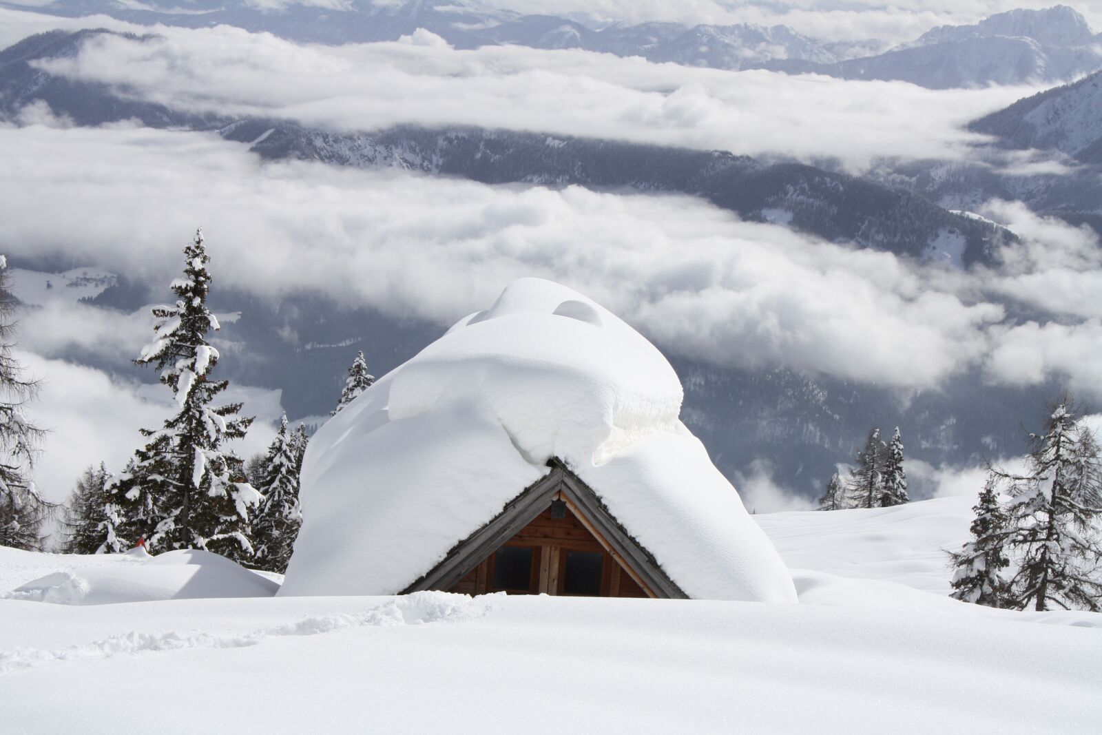 Canon EOS 1000D (EOS Digital Rebel XS / EOS Kiss F) sample photo. Winter, snow, hut photography