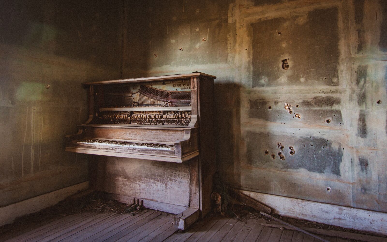 Canon EOS 50D sample photo. Piano, abandoned, keyboard photography