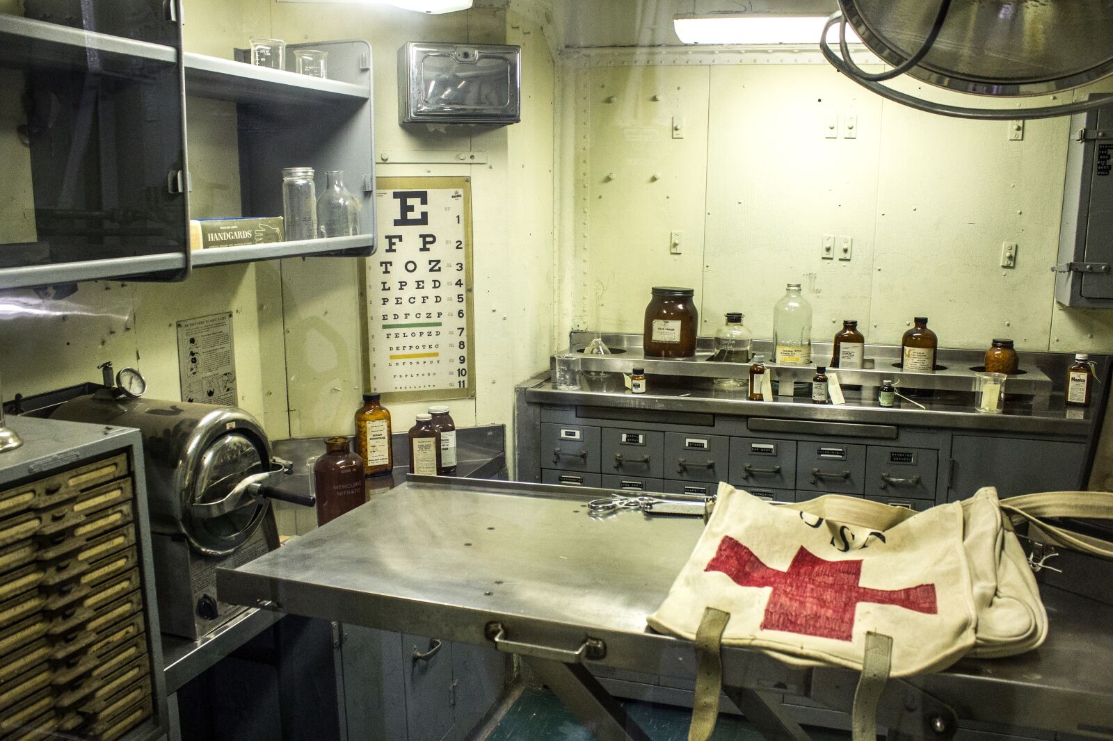 Canon EOS 600D (Rebel EOS T3i / EOS Kiss X5) sample photo. Aircraft carrier infirmary, hospital photography