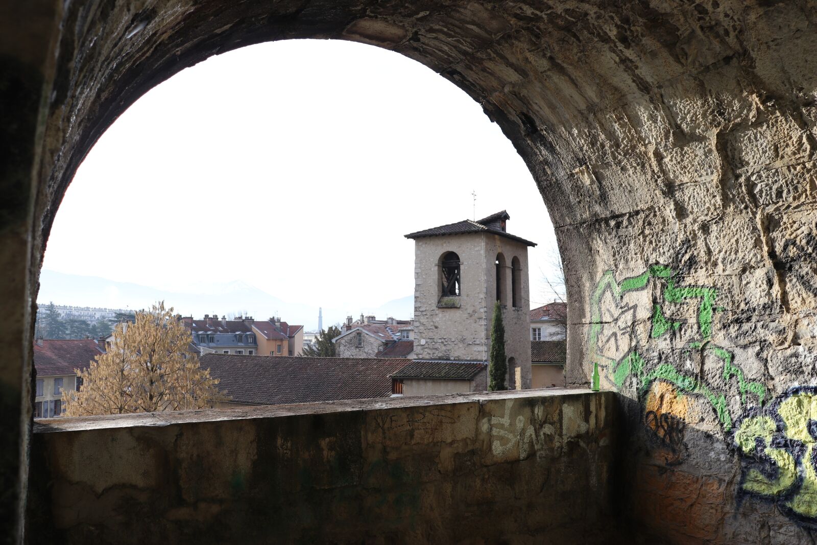Canon EOS 200D (EOS Rebel SL2 / EOS Kiss X9) sample photo. Arch, church, street art photography