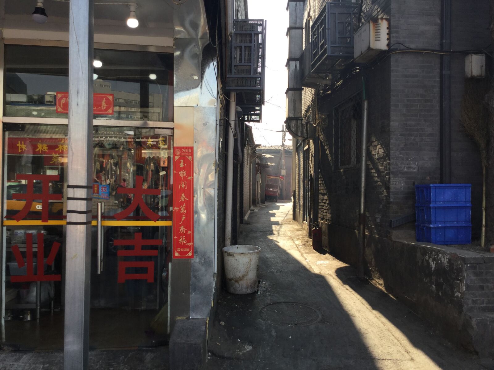 Apple iPod touch sample photo. Ping'anli, narrow alley, messy photography