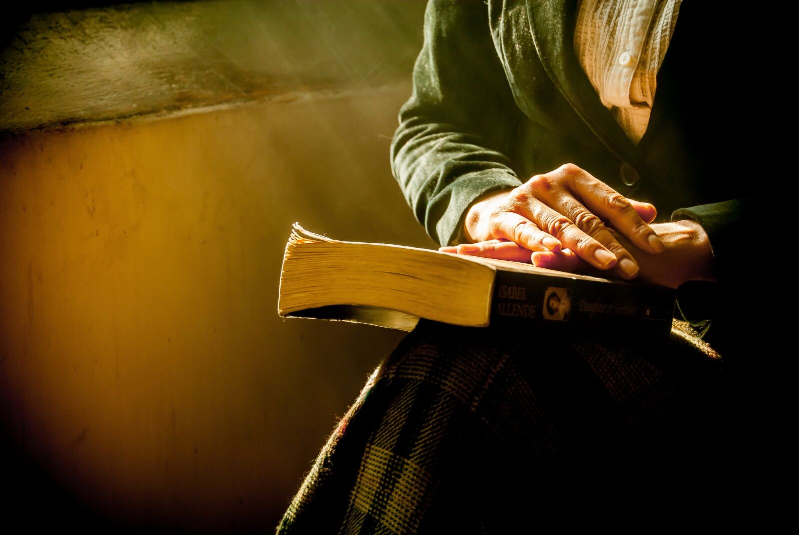 Nikon D200 sample photo. Book, hands, reflecting photography