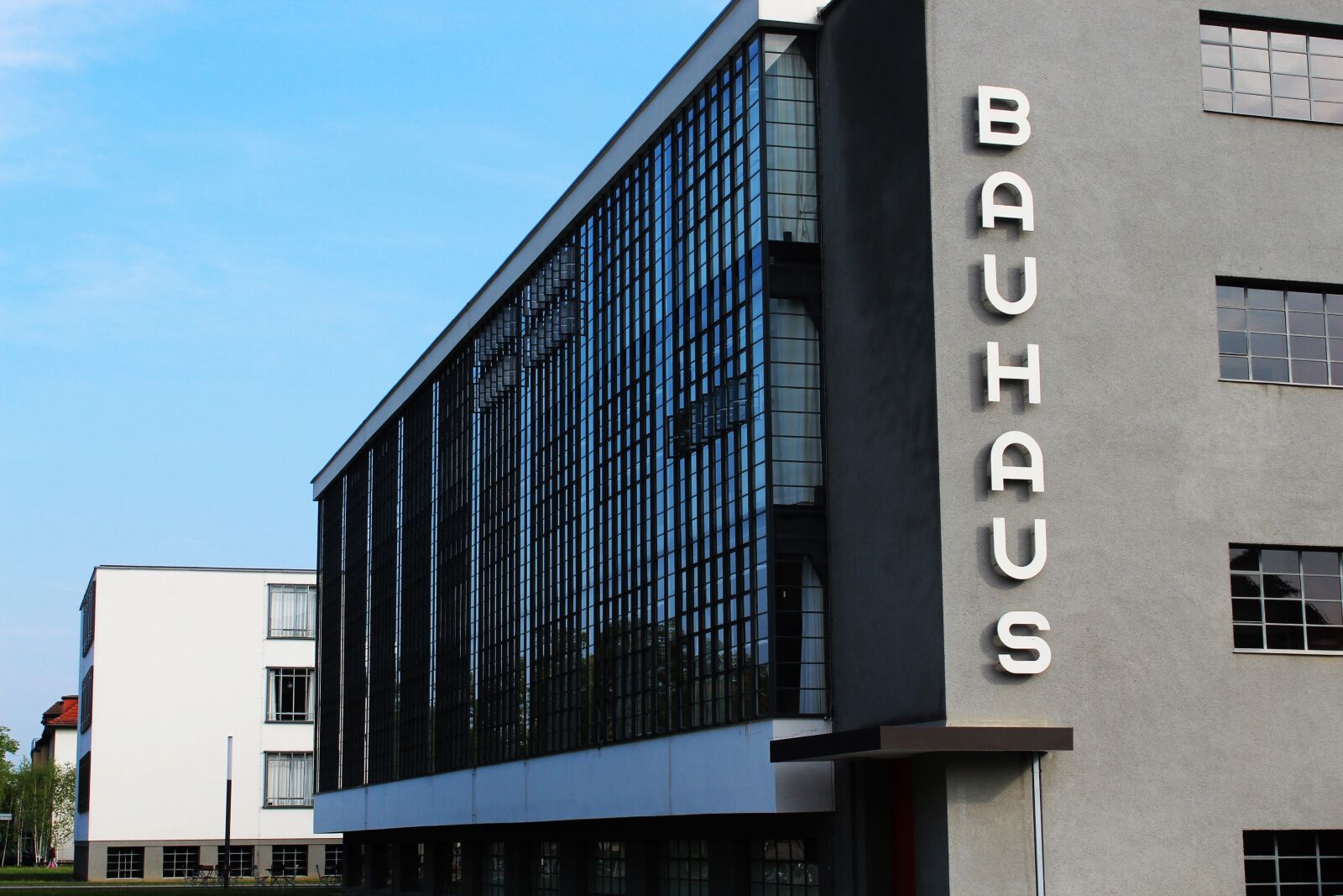 Canon EOS 1300D (EOS Rebel T6 / EOS Kiss X80) sample photo. Dessau, bauhaus, facade photography