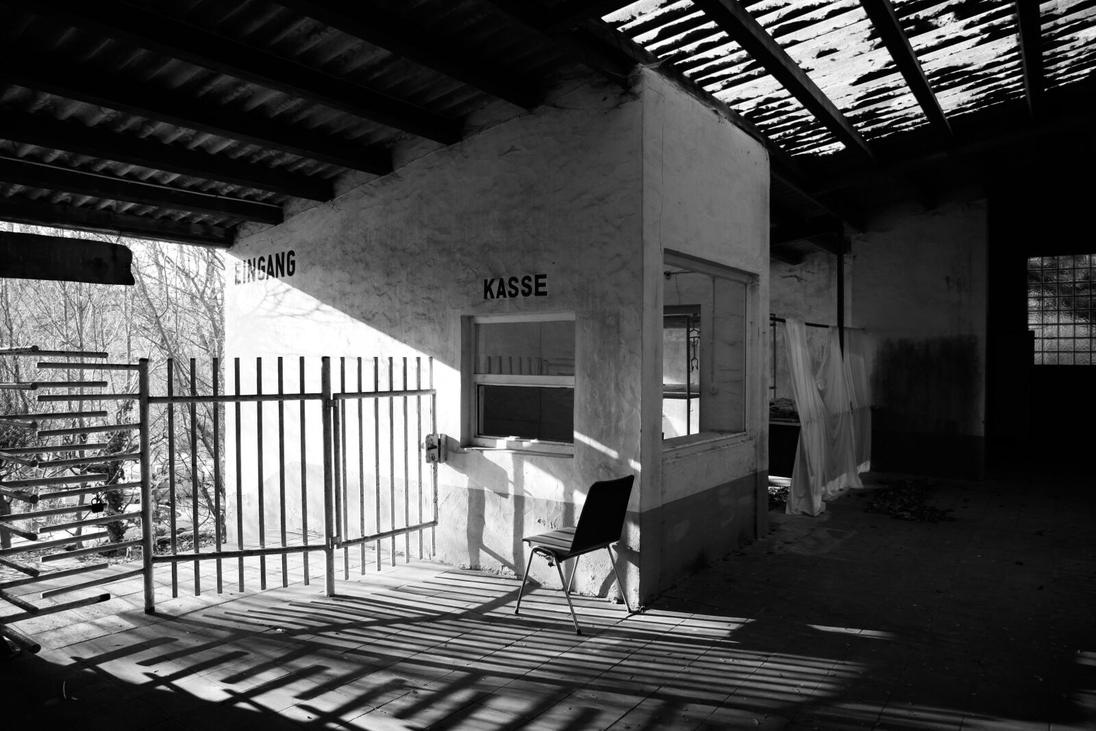 Canon EOS 5D Mark II sample photo. Swimming pool, old, abandoned photography
