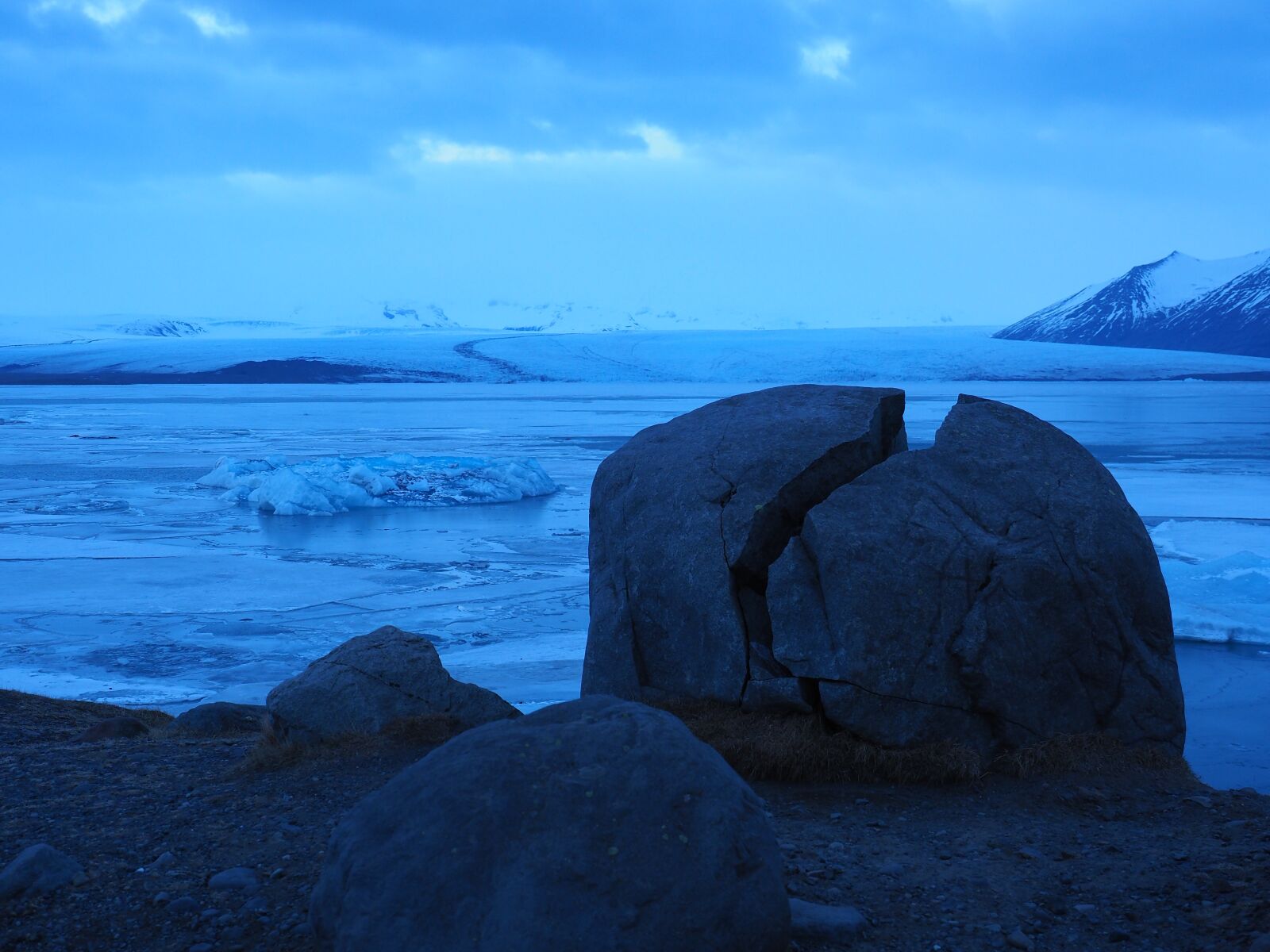 Olympus M.Zuiko Digital ED 12-100mm F4.0 IS Pro sample photo. Glacier lagoon, ice floes photography