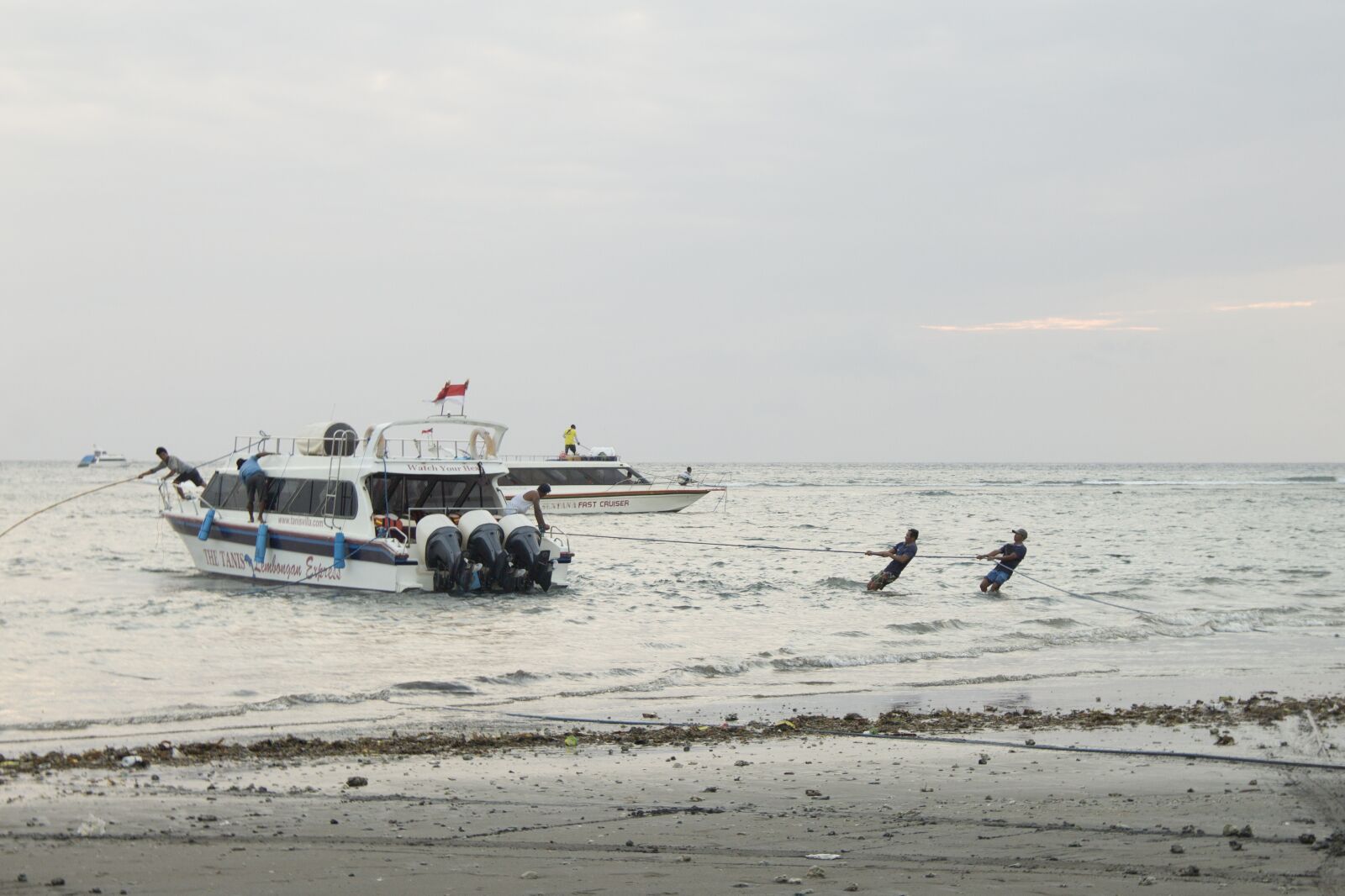 Canon EF-S 18-135mm F3.5-5.6 IS sample photo. Ship, boat, speedboat photography