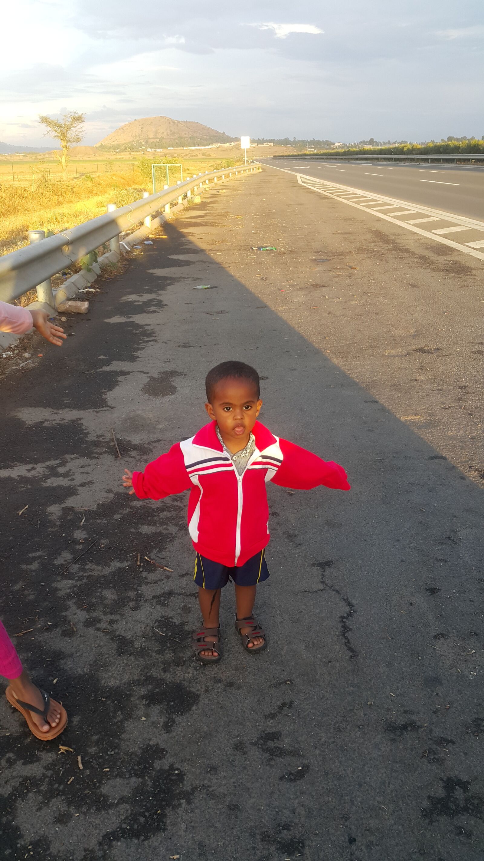 Samsung Galaxy Note4 sample photo. African kid, road, ethiopia photography