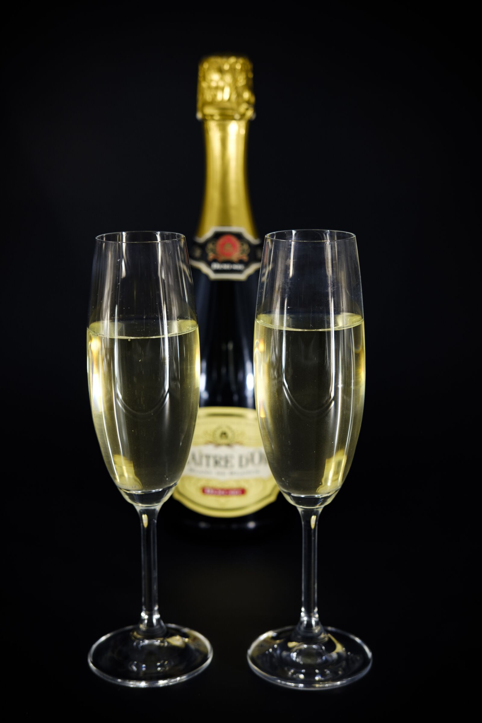 Fujifilm X-T2 + Fujifilm XF 35mm F2 R WR sample photo. Champagne, glasses, bottle photography