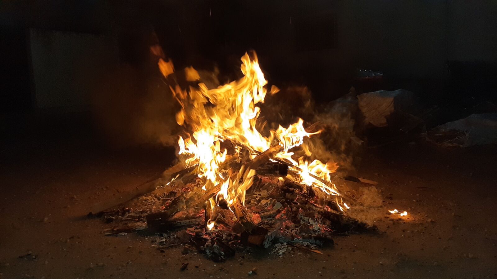 Samsung Galaxy A50 sample photo. Fire, campfire, ember photography