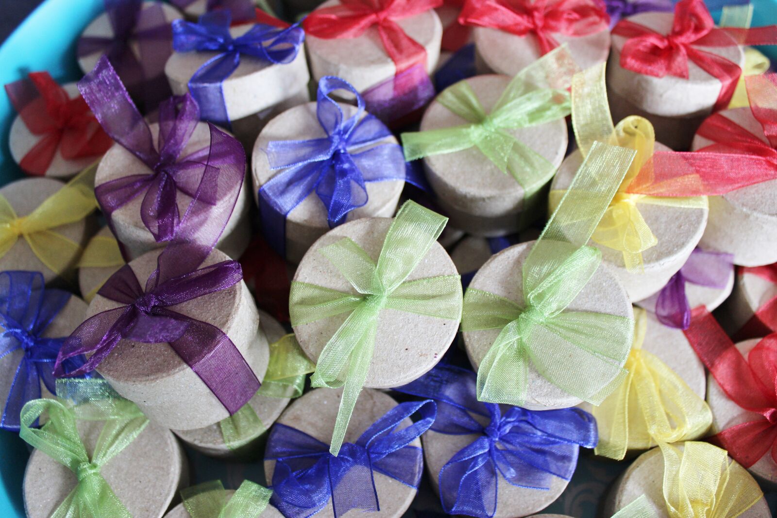 Canon EOS 600D (Rebel EOS T3i / EOS Kiss X5) sample photo. Gifts, grinding, decoration photography
