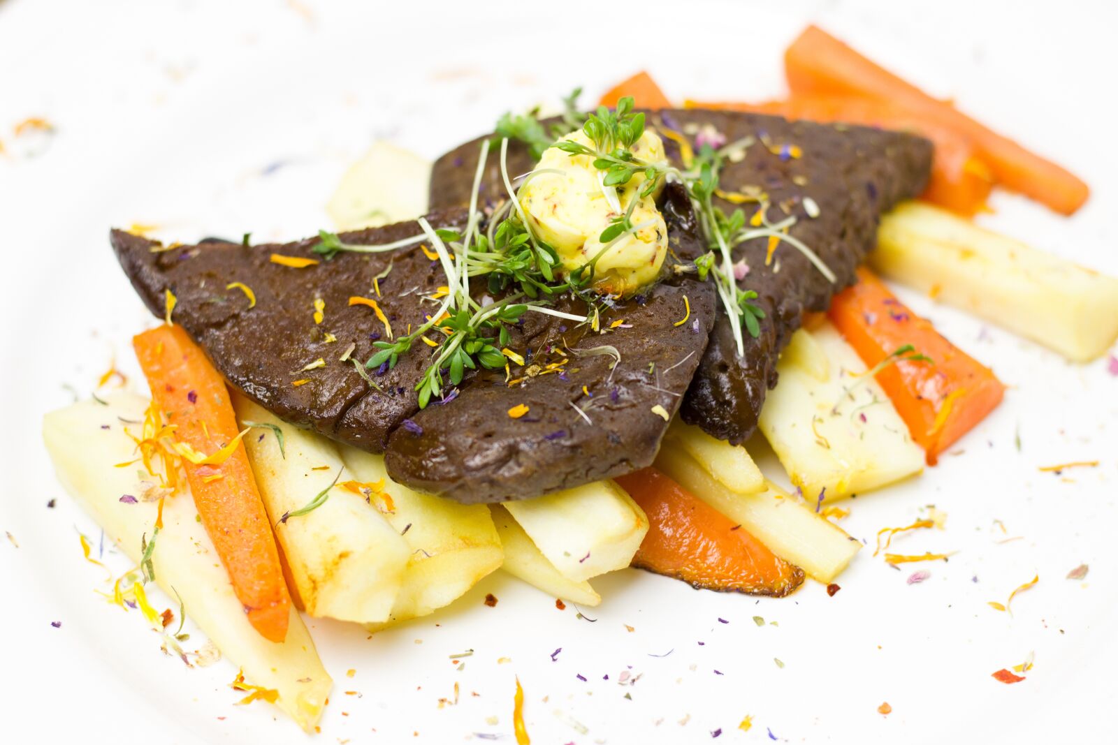 Canon EOS 600D (Rebel EOS T3i / EOS Kiss X5) + Canon EF 50mm F1.8 STM sample photo. Vegetables, seitan, schnitzel photography
