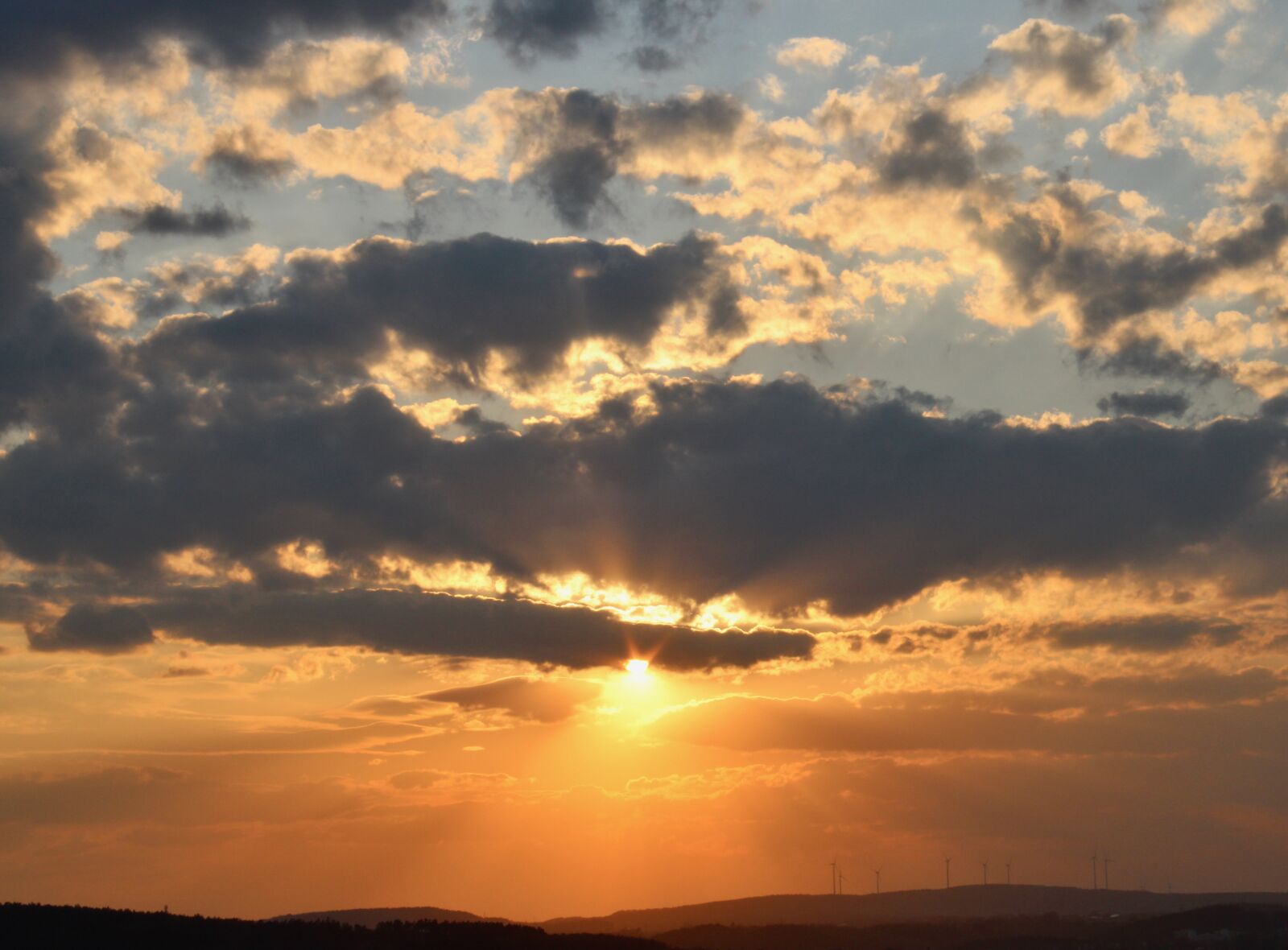 Canon EOS 2000D (EOS Rebel T7 / EOS Kiss X90 / EOS 1500D) sample photo. Sunset, horizon, landscape photography