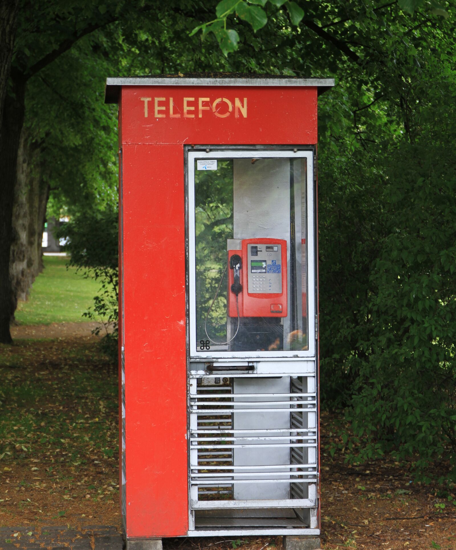 Canon EOS 7D sample photo. Telephone booth, telefon, red photography